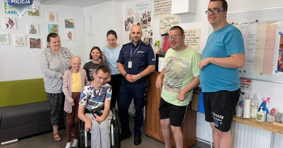 zdjęcie: Osoby z niepełnosprawnościami spotkały się z polkowickimi policjantami / fot. KPP w Polkowicach