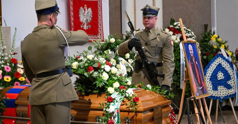 zdjęcie: Jacek Magiera pośmiertnie odznaczony przez prezydenta Nawrockiego / Warszawa, 16.04.2026. Uroczystości pogrzebowe piłkarza i trenera Jacka Magiery w Katedrze Polowej Wojska Polskiego w Warszawie, 16 bm. Drugi trener reprezentacji Polski zmarł 10 bm. w wieku 49 lat. (gj) PAP/Radek Pietruszka
