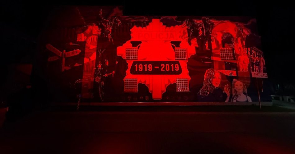zdjęcie: Zgierz: komenda i mural rozbłysły na czerwono dla dzieci / fot. KPP w Zgierzu