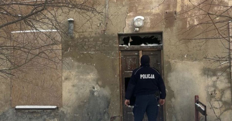 zdjęcie: Policjanci kontrolują miejsca pobytu osób bezdomnych w Pucku / fot. KPP w Pucku