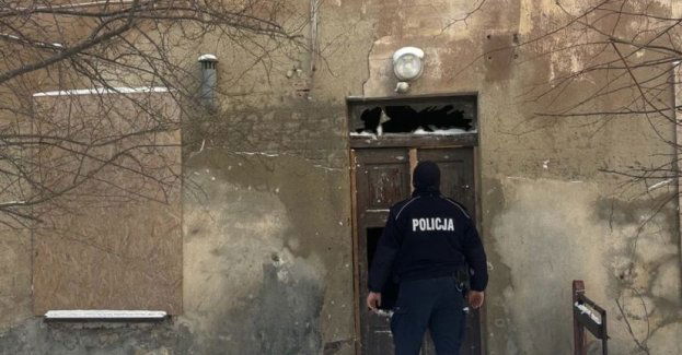 Policjanci kontrolują miejsca pobytu osób bezdomnych w Pucku