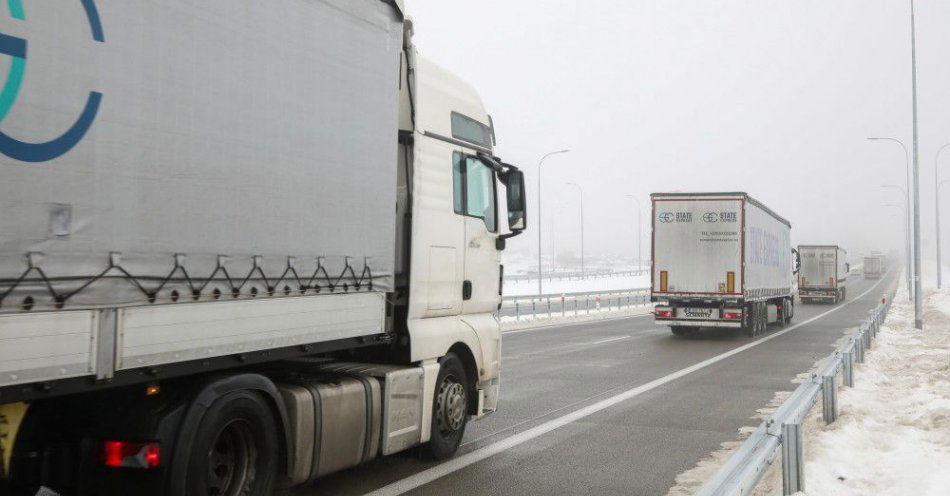 zdjęcie: Wszystkie drogi krajowe są przejezdne; na przeważającej powierzchni kraju opady deszczu i mżawka / fot. PAP