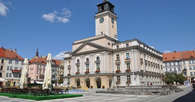 Zwiedzanie nieznanych miejsc ratusza z okazji stulecia jego istnienia