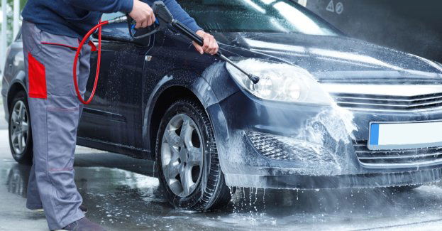 35-latek zniszczył panel myjni, bo utknęła w nim moneta