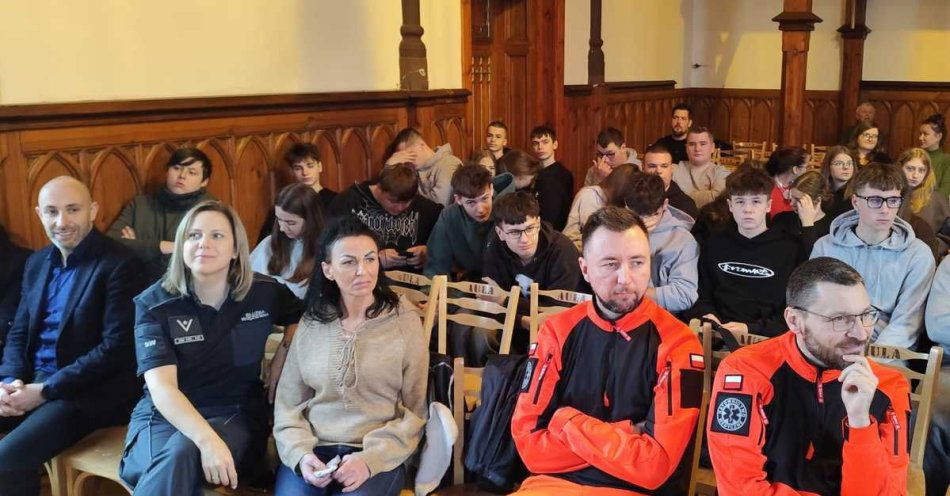zdjęcie: Przyhamuj życie przed Tobą edukuje młodych kierowców / fot. KPP Prudnik