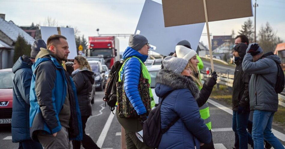 zdjęcie: Blokada zakopianki w Gaju z powodu protestu mieszkańców / fot. PAP