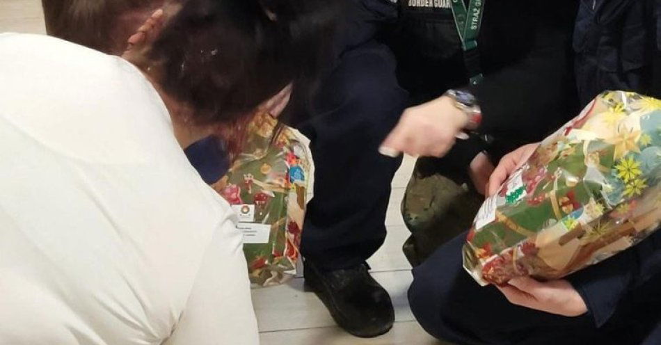 zdjęcie: Mundurowi odwiedzili Dom Matki i Dziecka z prezentami / fot. KMP w Bielsku-Białej