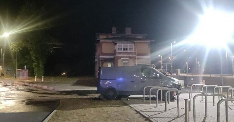zdjęcie: Pijany kierowca, który kierując busem, uderzył w hydrant, został zatrzymany i usłyszał zarzut / fot. KPP w Bolesławcu