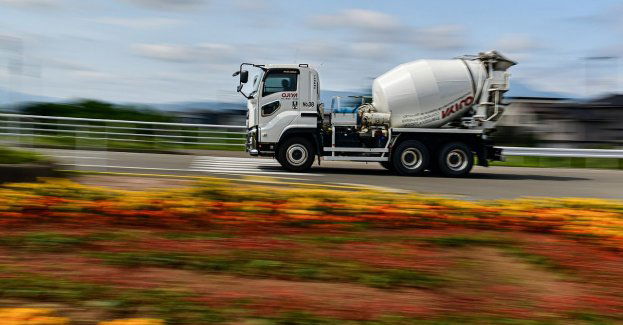 Przewrócona betoniarka blokuje wjazd z DK74 na autostradę A1 w Piotrkowie Trybunalskim