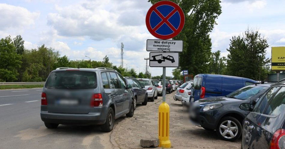 zdjęcie: Uwaga kierowcy! Zarządca drogi postawił znak B-36 z tabliczką T-24 na parkingu przy ZG „Lubin” - Szyb Bolesław / fot. KPP w Lubienie