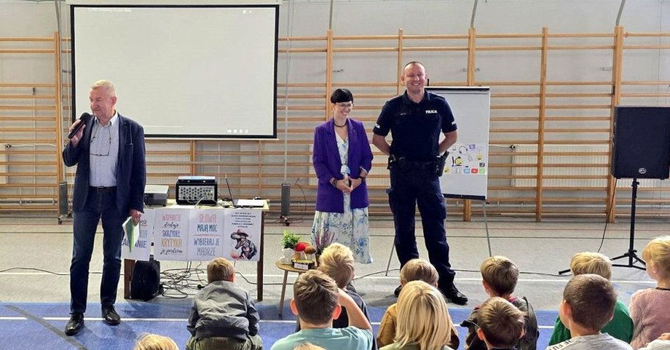 zdjęcie: Policjant uczy uczniów z Bysławia jak przeciwdziałać przemocy / fot. KPP w Tucholi
