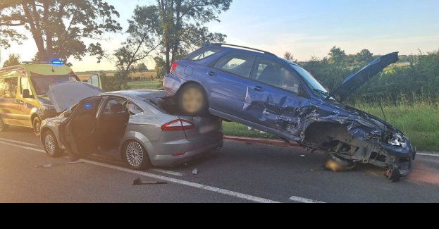 Kolizja drogowa z udziałem trzech pojazdów