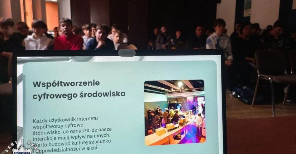 zdjęcie: Młodzież uczy się odpowiedzialności w sieci / fot. KPP Brzeg