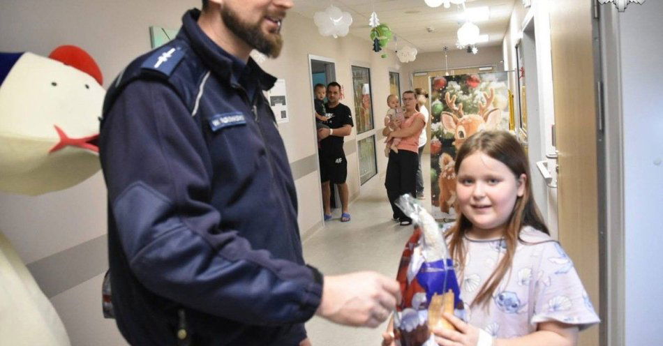 zdjęcie: Żywieccy policjanci odwiedzili małych pacjentów na Mikołajki / fot. KPP w Żywcu
