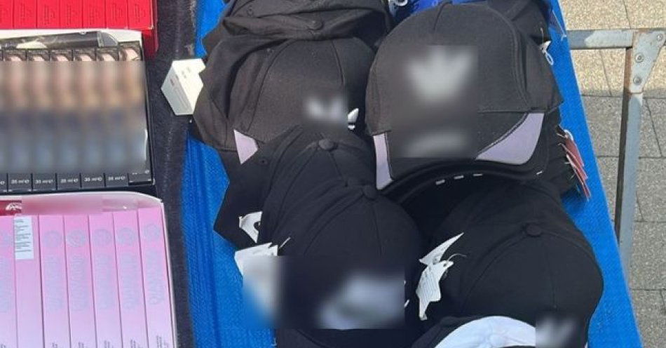 zdjęcie: Policjanci zatrzymali dwie osoby handlujące podrobionymi rzeczami / fot. KMP w Poznaniu