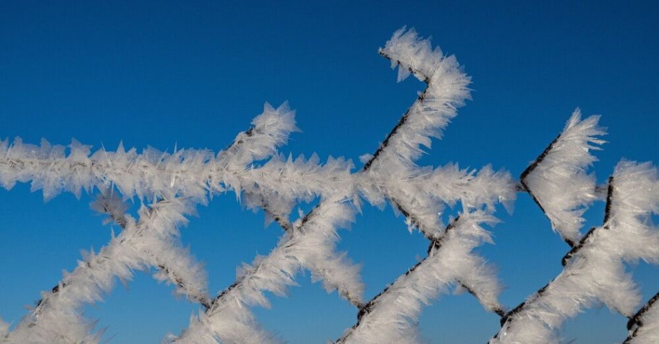 zdjęcie: RCB: 37 ofiar mrozów w Polsce; IMGW wydał alerty 2. stopnia dla części kraju / Cisowa, 18.01.2026. Poranek z siarczystym mrozem w Cisowej na Pogórzu Przemyskim, 18 bm. Termometr pokazuje -18 stopni Celsjusza. (aldg) PAP/Darek Delmanowicz