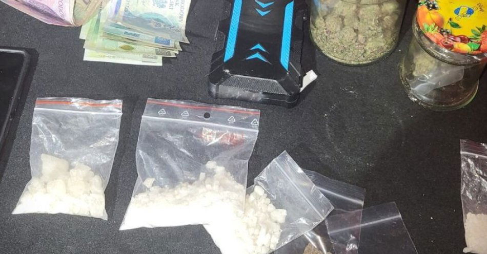 zdjęcie: Policja z Kadzidła zatrzymała mężczyznę w wieku 26 lat z narkotykami / fot. KMP w Ostrołęce