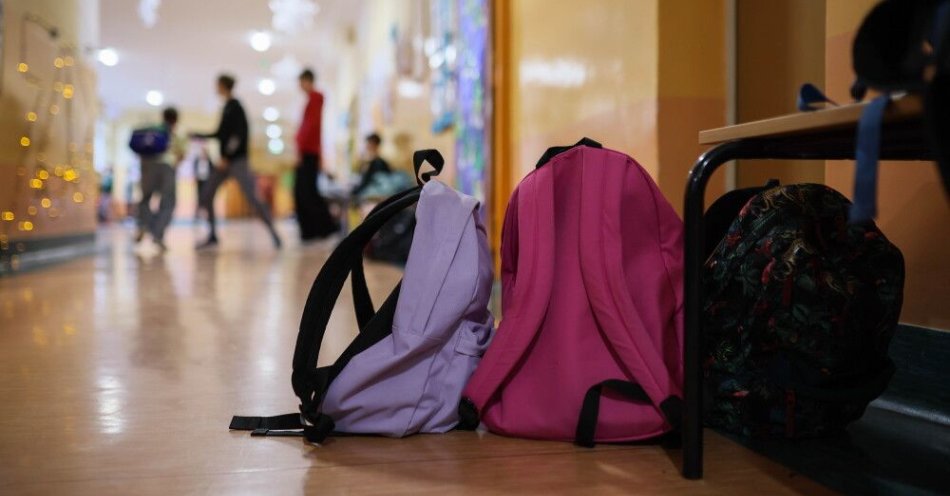 zdjęcie: MEN pyta nauczycieli i uczniów o opinię ws. projektu o prawach i obowiązkach ucznia / Warszawa, 09.12.2025. Plecaki na korytarzu w Szkole Podstawowej nr 103 w Warszawie, 9 bm. (sko) PAP/Leszek Szymański