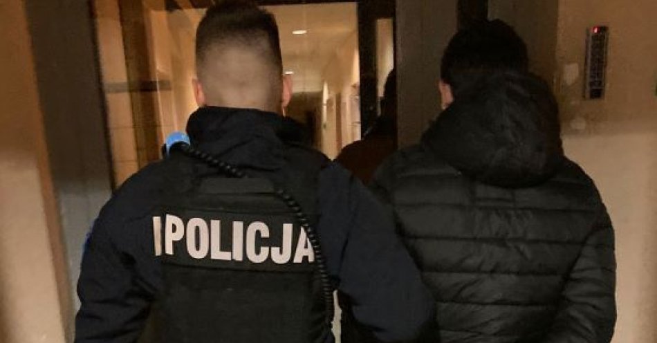 zdjęcie: Podczas legitymowania 28-latka okazało się, że jest poszukiwany / fot. KMP w Gdyni