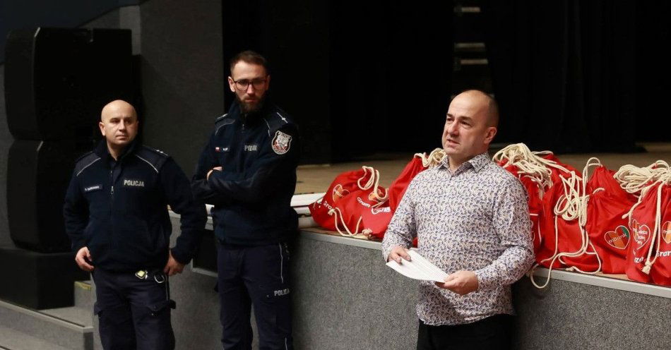 zdjęcie: Policja wspiera WOŚP i przypomina zasady bezpiecznej kwesty / fot. KPP Włoszczowa