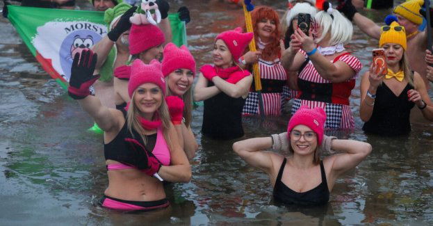 Suwałki: około 400 morsów weszło do lodowatej wody na polskim biegunie zimna