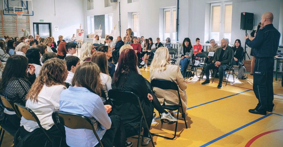 zdjęcie: Ile kosztują słowa Debata o przemocy w Radomsku / fot. KPP w Radomsku