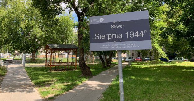 Dzielnica Wola z mieszkańcami i radnymi za Skwerem „Sierpnia 1944”
