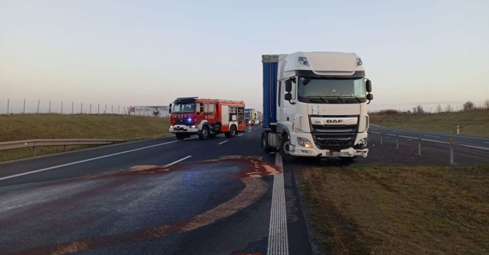zdjęcie: Ciężarówka uderzyła w bariery na S5 koło Marcinowa / fot. KPP w Trzebnicy