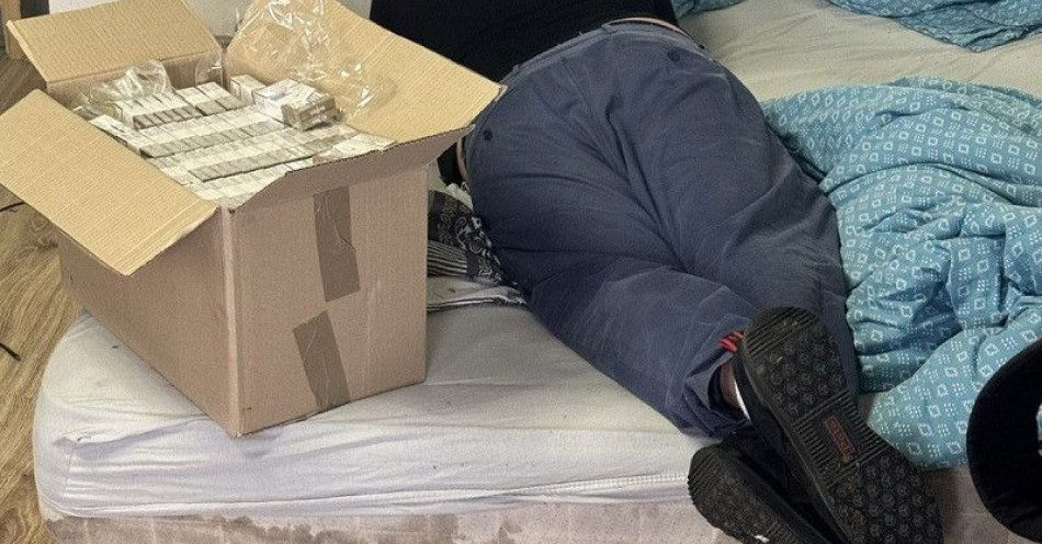 zdjęcie: Legnica: zatrzymano mężczyznę z nielegalnymi papierosami i narkotykami / fot. KMP w Legnicy