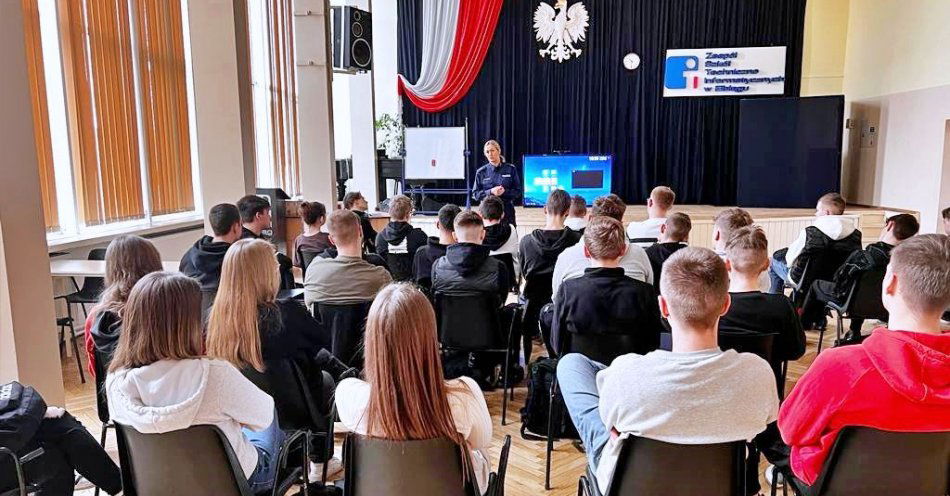 zdjęcie: Niosą wsparcie i pomoc. Policyjni profilaktycy podsumowali tydzień pracy w szkołach / fot. KMP w Elblągu