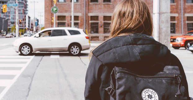 Oślepiona słońcem kobieta potrąciła autem trzy nastolatki