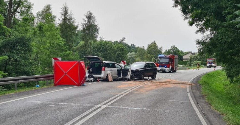 zdjęcie: Zablokowana dk 75 w Tworkowej; ofiara śmiertelna i sześć osób rannych / fot. PAP