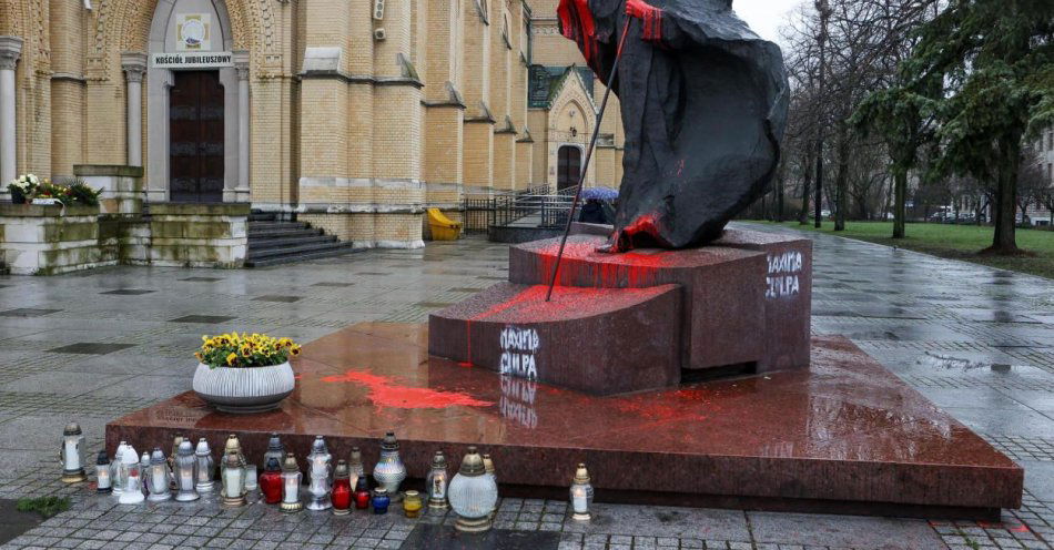 zdjęcie: Radni KO i Nowej Lewicy przeciw wprowadzeniu uchwały potępiającej zniszczenie pomnika św. Jana Pawła II / fot. PAP