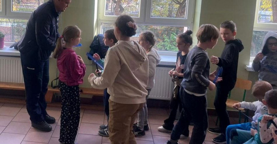 zdjęcie: Bydgoskie pierwszaki uczone widoczności na drodze / fot. KWP w Bydgoszczy