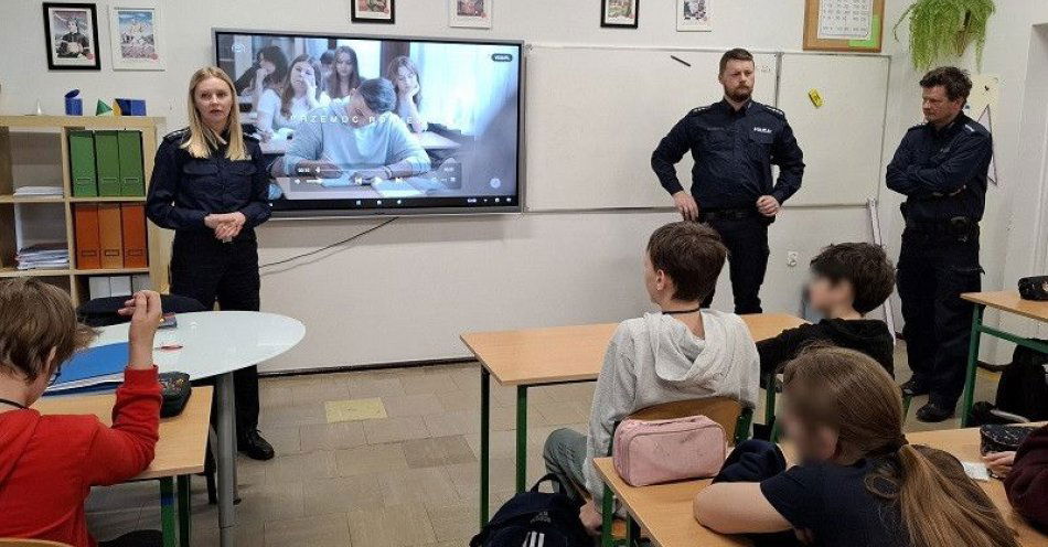zdjęcie: Policja uczy młodzież o przemocy rówieśniczej i cyberprzemocy / fot. KPP w Lęborku