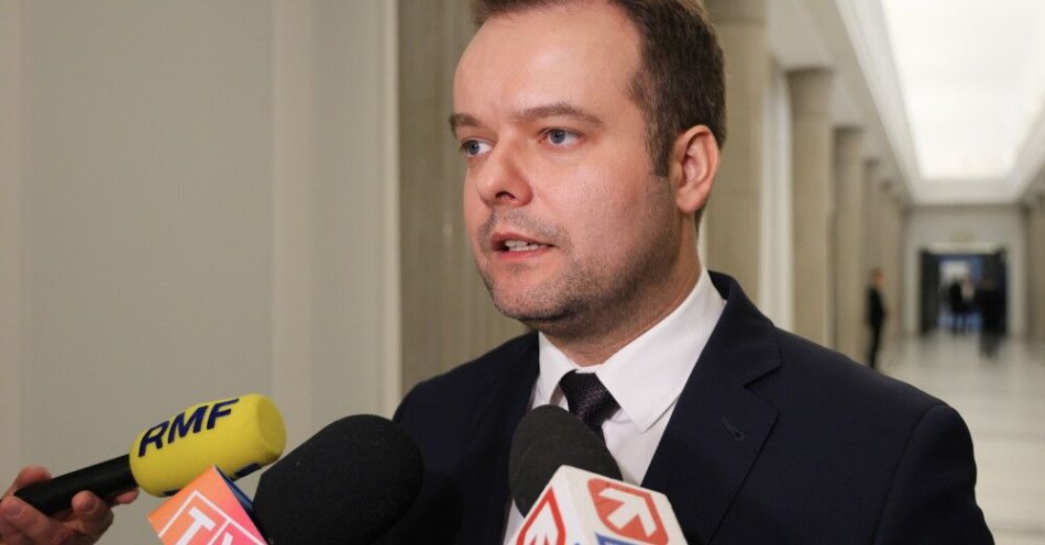 zdjęcie: Bochenek: większość kierownictwa PiS wyraża zaniepokojenie inicjatywą Morawieckiego / Warszawa, 06.02.2025. Poseł, rzecznik PiS Rafał Bochenek podczas wypowiedzi dla mediów w Sejmie w Warszawie, 6 bm. Sejm kontynuuje obrady. (sko) PAP/Paweł Supernak
