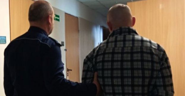 Jechał prosto na radiowóz. W bagażniku miał znaki drogowe