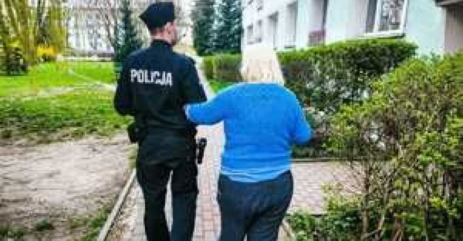zdjęcie: Dzielnicowy pomógł wrócić starszej, zagubionej kobiecie do domu / fot. KMP w Łodzi