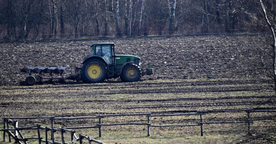 zdjęcie: 2 lata więzienia w zawieszeniu dla asesora, który zajął ciągnik rolnikowi 