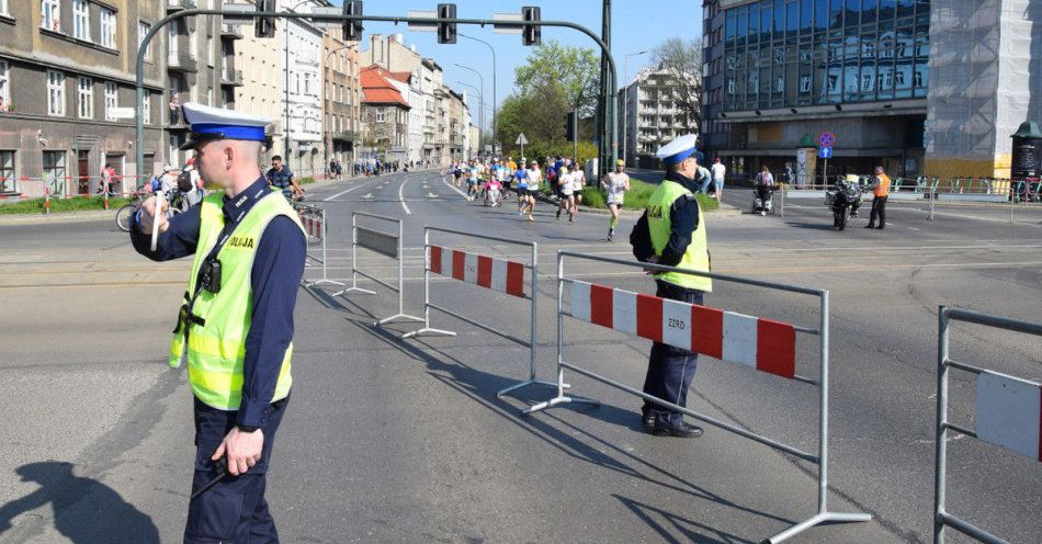 zdjęcie: Krakowscy policjanci pilnowali bezpieczeństwa podczas niedzielnego maratonu / fot. KMP w Krakowie