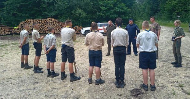 Mundurowi z wizytą na obozie harcerskim