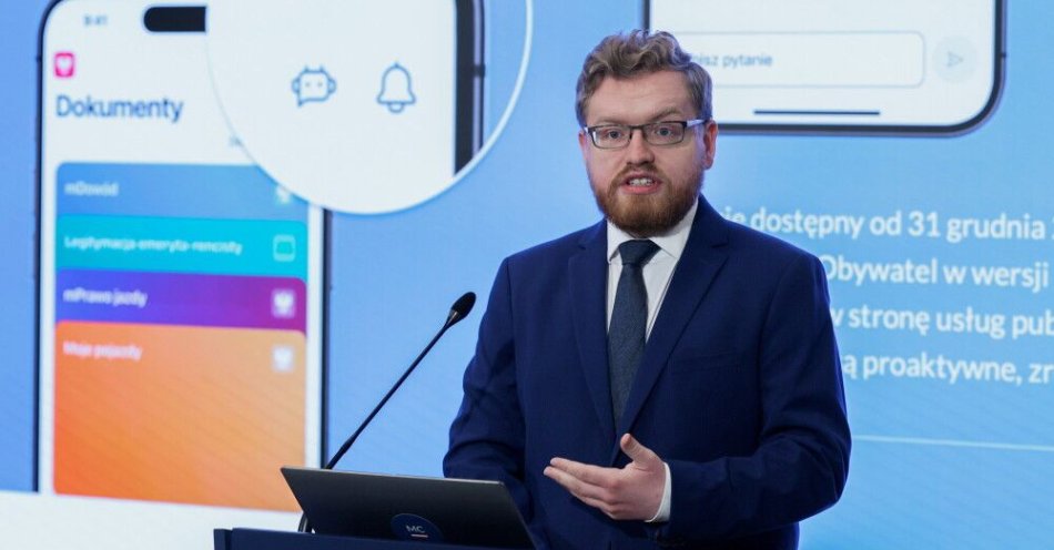 zdjęcie: Standerski: KE zmieniła koncepcję na budowę gigafabryk AI, ale Polska nie składa broni / Warszawa, 30.12.2025. Wiceminister cyfryzacji Dariusz Standerski podczas konferencji prasowej w Ministerstwie Cyfryzacji w Warszawie, 30 bm. Temat spotkania: 