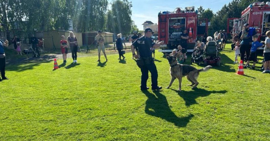 zdjęcie: Policjanci dzieciom w Dniu Dziecka / fot. KPP w Chojnicach