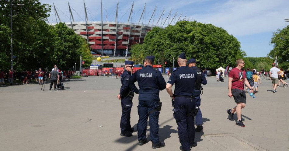 zdjęcie: Bójka policjantów z pijanymi mężczyznami na Bulwarach Wiślanych / fot. PAP