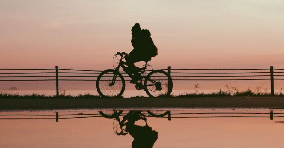 zdjęcie: Zamaskowany mężczyzna zaatakował nastolatków i ukradł rower / pexels/3877308