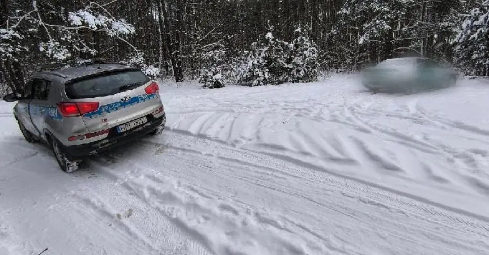 zdjęcie: Mieszkańcy i dzielnicowi uratowali 22 latka przed wychłodzeniem / fot. KPP w Opocznie
