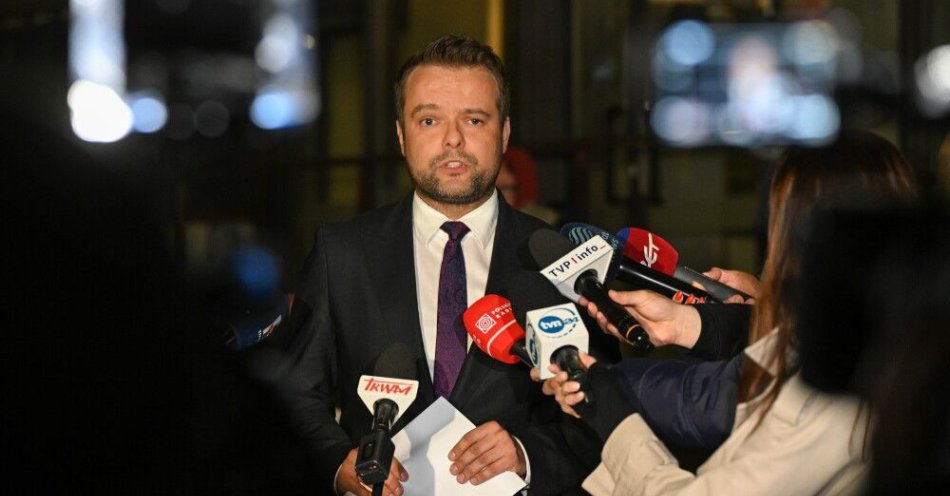zdjęcie: Rzecznik PiS: stowarzyszenie M. Morawieckiego jest sprzeczne ze statutem partii / Warszawa, 16.04.2026. Rzecznik PiS Rafał Bochenek podczas briefingu prasowego po zakończeniu posiedzenia Prezydium Komitetu Politycznego Prawa i Sprawiedliwości, 16 bm. przed siedzibą ugrupowania przy ul. Nowogrodzkiej w Warszawie. (jm) PAP/Radek Pietruszka