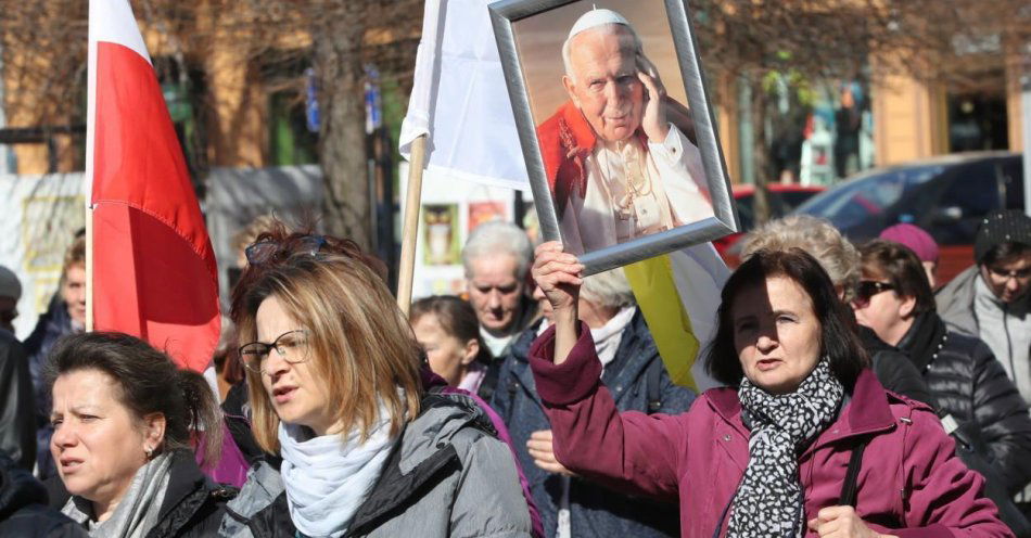 zdjęcie: Ulicami Nowego Targu przeszedł marsz w obronie dobrego imienia Jana Pawła II / fot. PAP