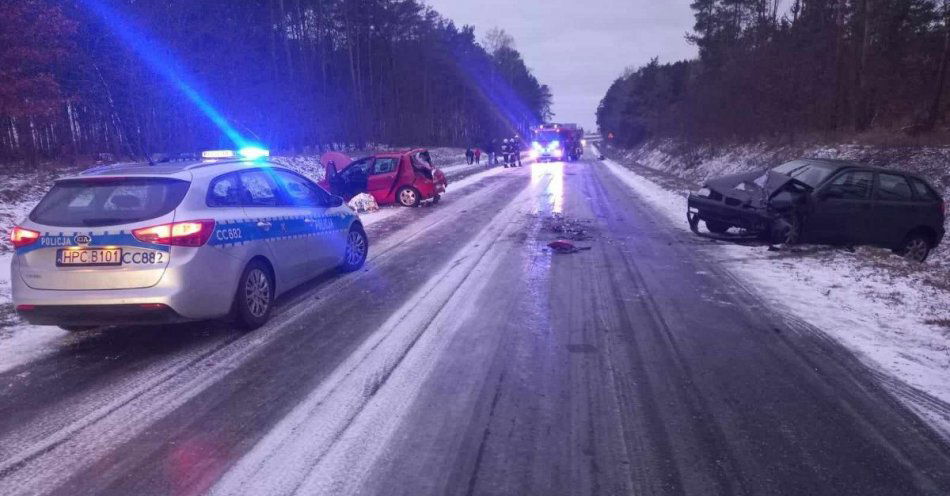 zdjęcie: Policjanci wyjaśniają okoliczności wypadku na drodze relacji Sarbinowo-Słębowo / fot. KPP w Żninie