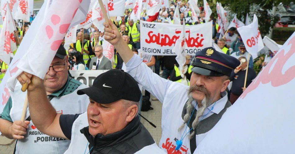 zdjęcie: Pikieta związków zawodowych PKP Cargo i Poczty Polskiej / fot. PAP